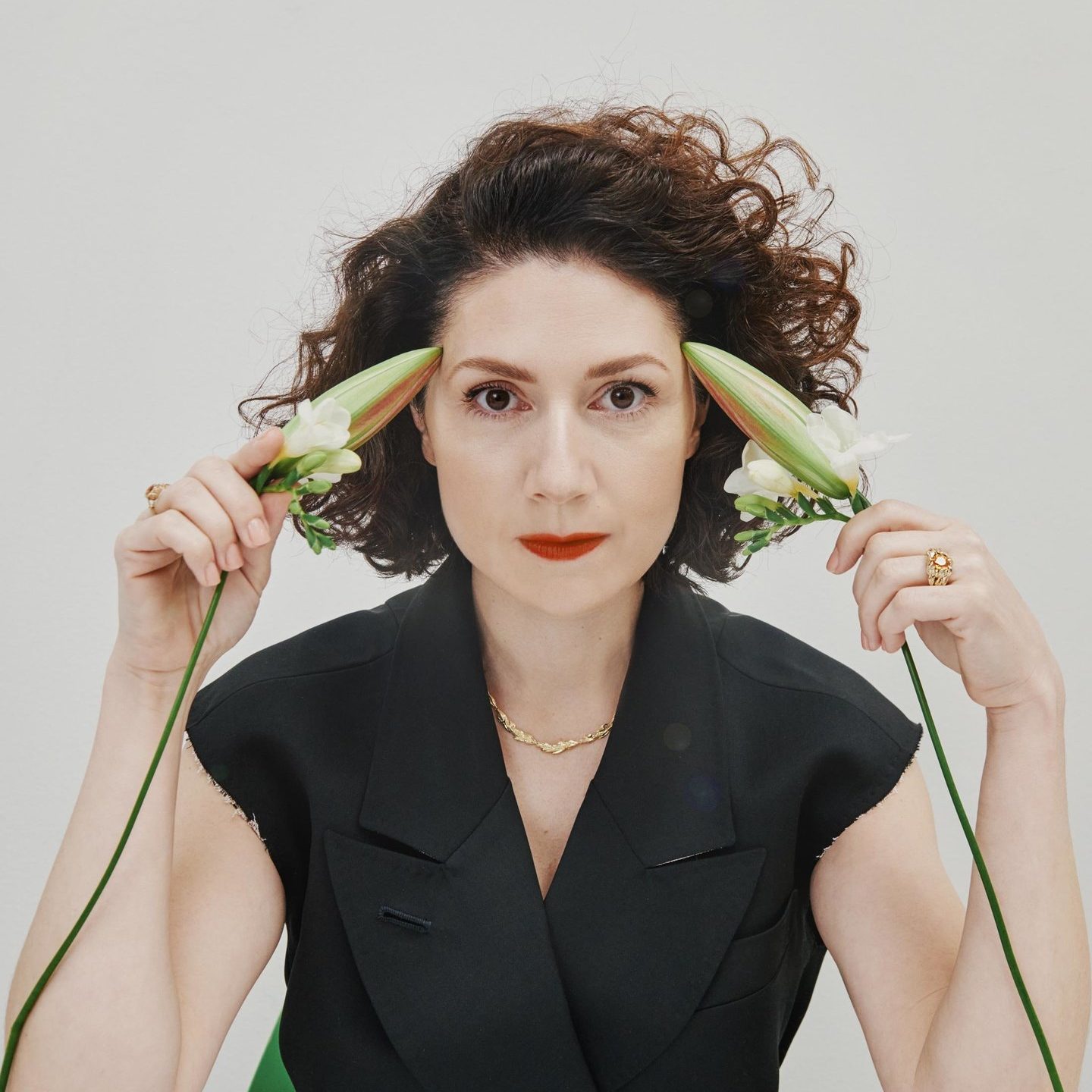 Martha Issová chain Lumo