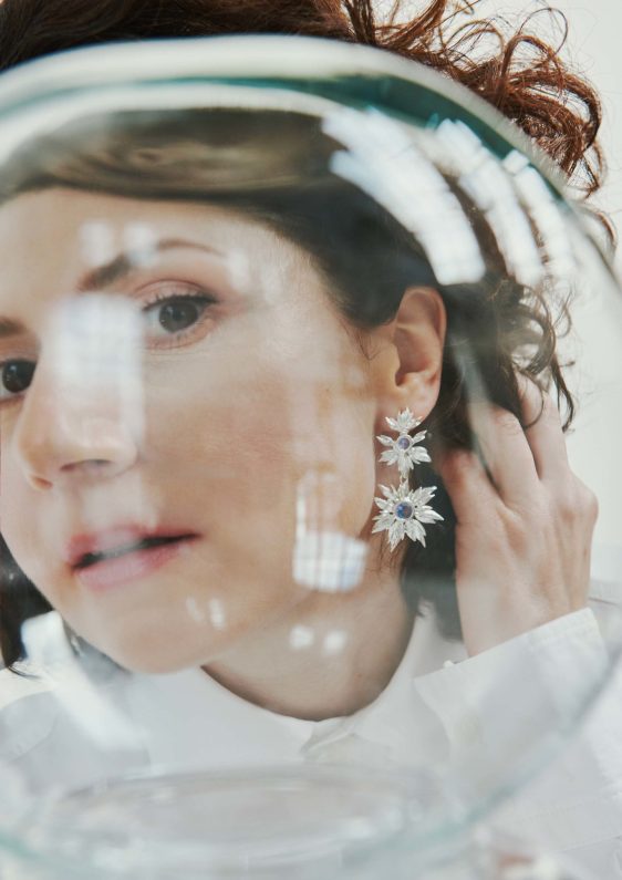 Martha Issová, Náušnice Lumo plameny s kamenem