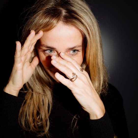 Prsten had s briliantem, otevřené kvítí, lebky, zlaté šperky