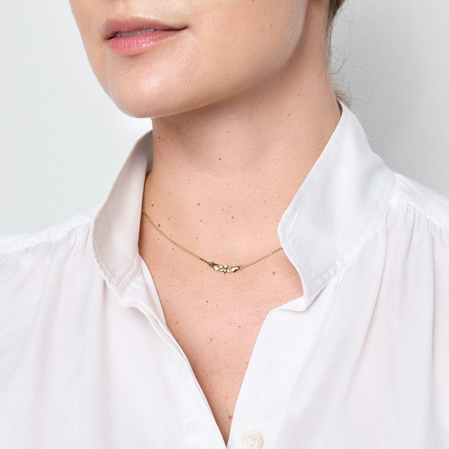 Amor Fati náhrdelník můra žluté zlato