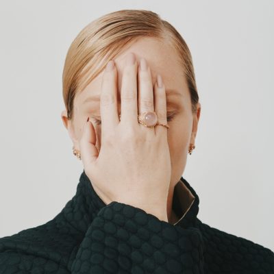 Ester Geislerová kampaň Janja Prokić Ester Geislerová prsten pečetní s růženínem limitka Amor Fati kolekce