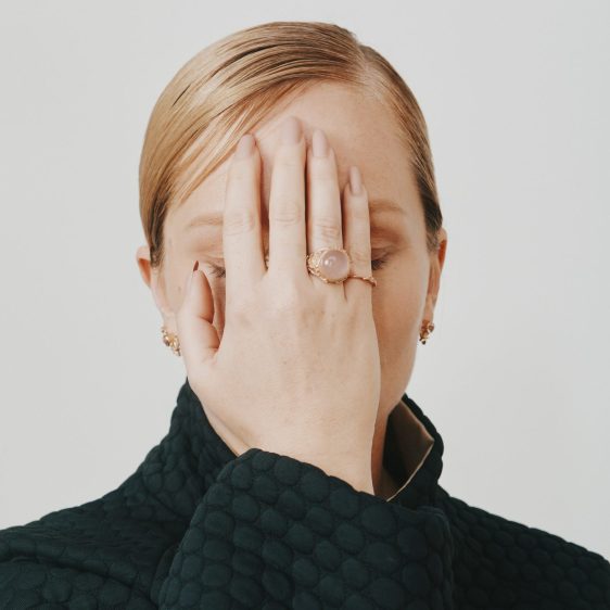 Ester Geislerová prsten pečetní s růženínem limitka Amor Fati kolekce