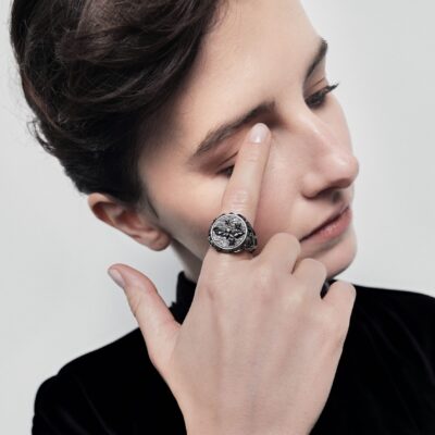 Sara-Vondraskova-Janja-Prokic-sperky Sára Vondrášková prsten pečetní s můrou - limitka