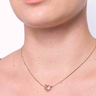 Amor-Fati-nahrdelnik-Janja-Prokic 01 Amor Fati Náhrdelník mlhovina s akvamarínem žluté zlato Janja Prokić