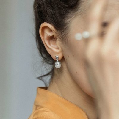 Náušnice srdce s perlou Sára Vondrášková šperky Janja Prokić