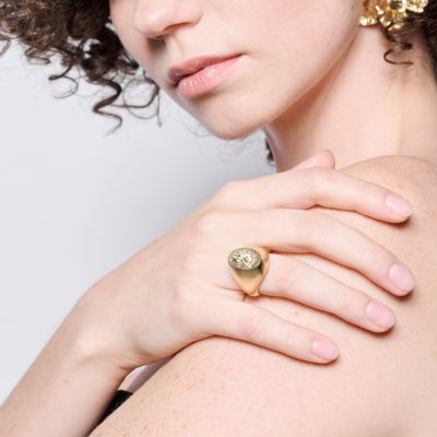 Daria_Pavlovičová_image_prsten_iris_pečetní