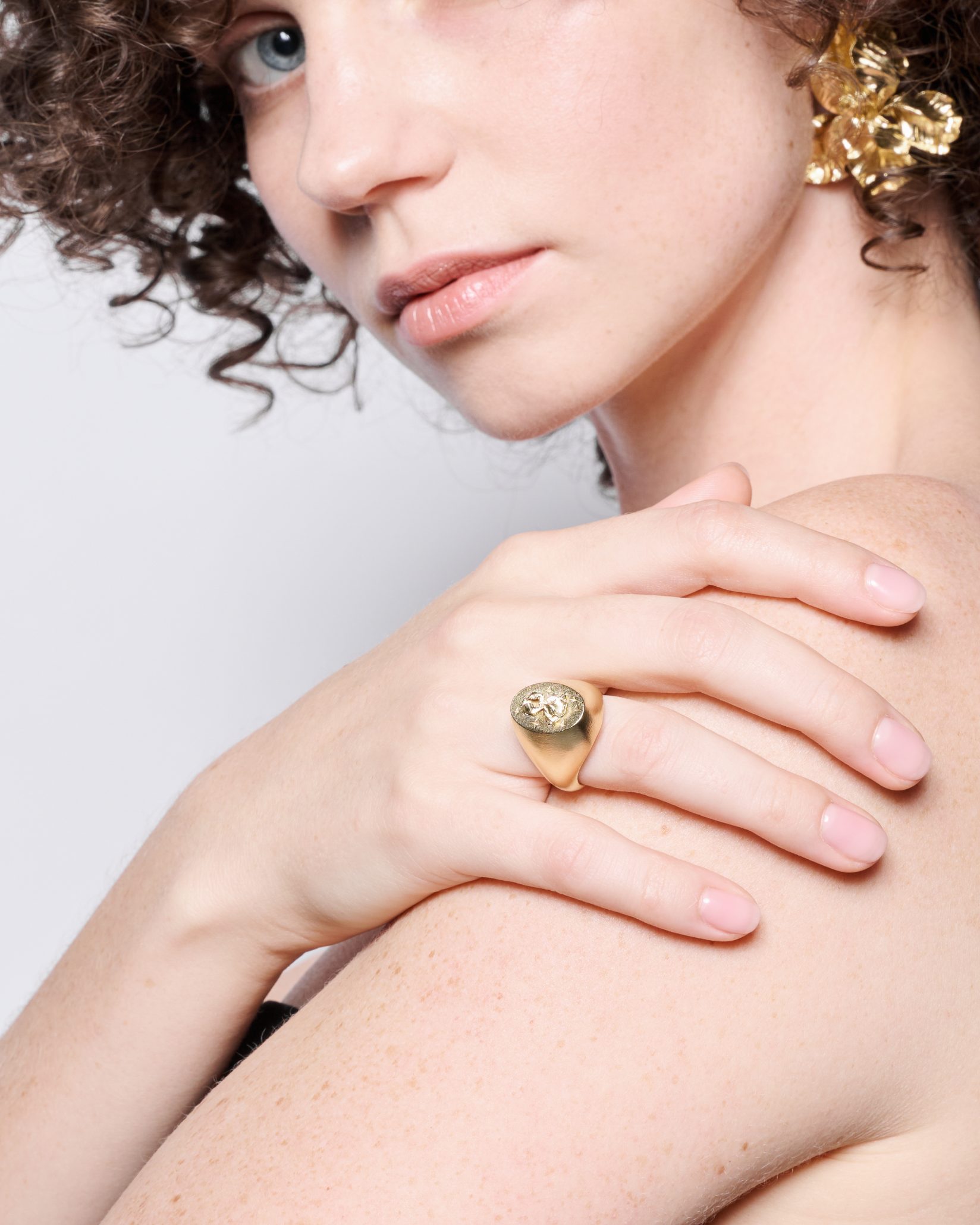 Daria_Pavlovičová_image_prsten_iris_pečetní