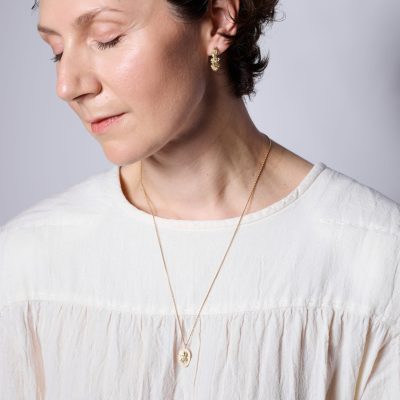 Martha_Issová_medailonek_iris_malý