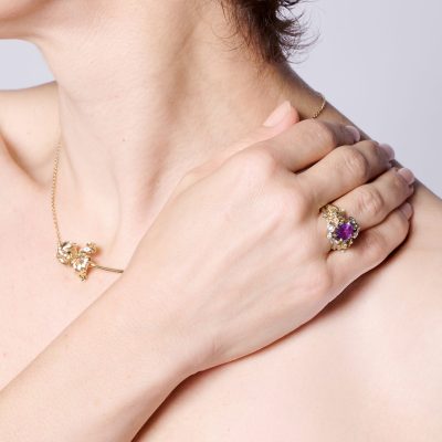 Martha_Issová_náhrdelník_iris_žluté_zlato