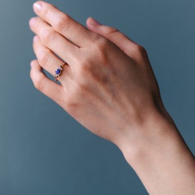 Prsten Iris zásnubní žluté zlato modrý safír image