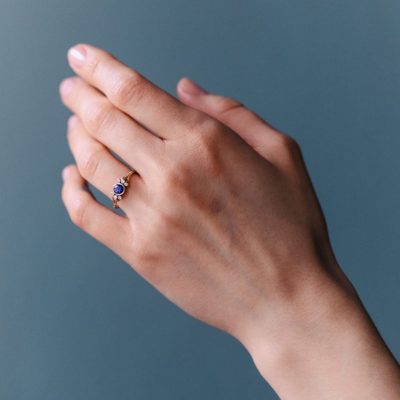 Prsten Iris zásnubní žluté zlato modrý safír image